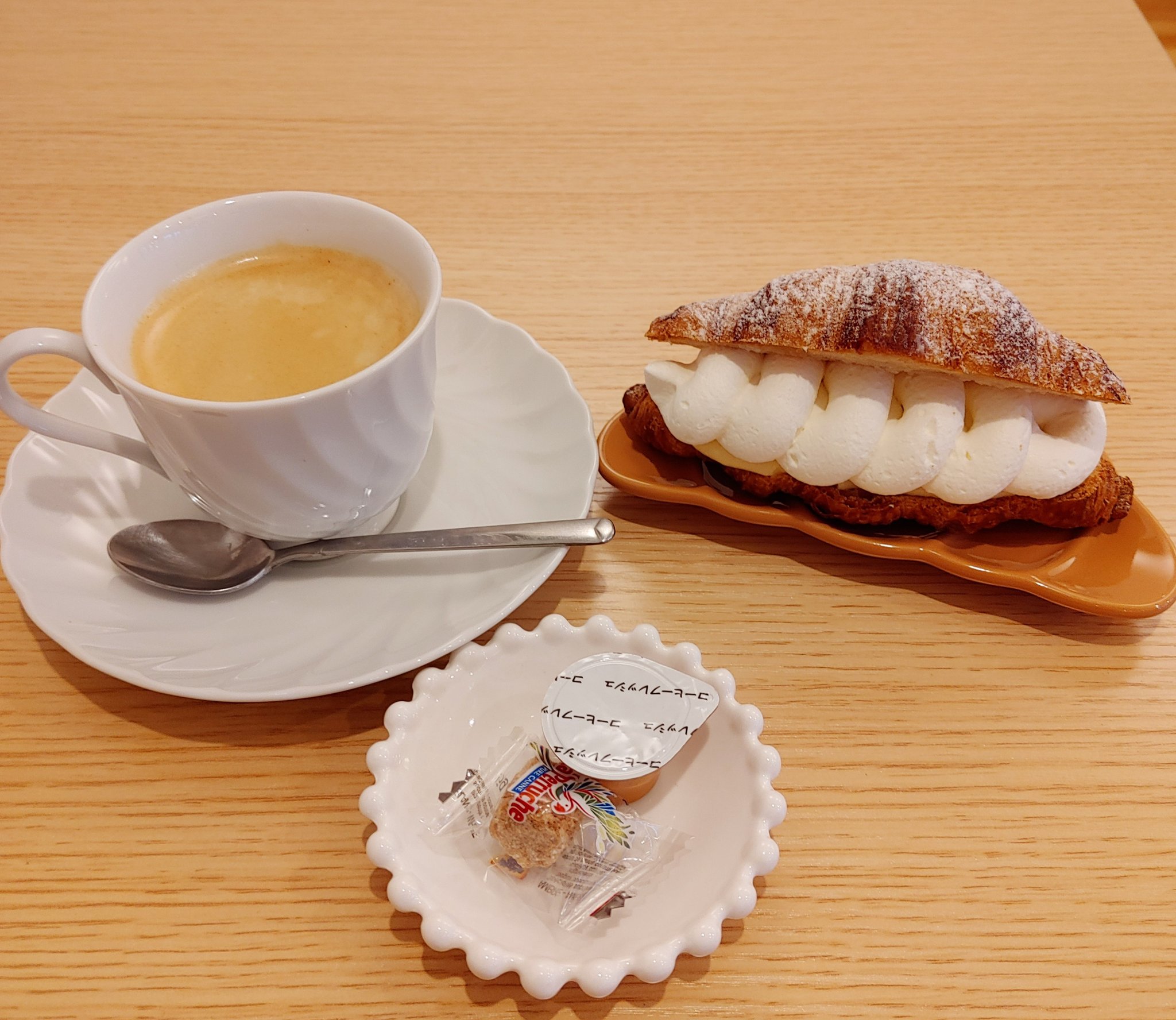 神戸ハイカラ コーヒーとクリームクロワッサン ダブルクリーム コーヒーとの相性もばっちり クリームクロワッサンは 11時からの販売となります テイクアウトもできます ソーシャルディスタンスのため真ん中の席に可愛い子達が 神戸 カフェ