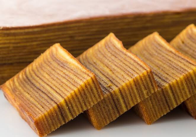 Dari hari pertama Imlek ke hari ke-15, biasanya akan diadakan bai nian (拜年) alias berkunjung ke rumah saudara & kerabat.Kayak lebaran aja, ntar makanin makanan & minuman di rumah orang. Trus minta angpao. Tapi zaman sekarang ga sampe 15 hari sih, paling lama 7 kayaknya.