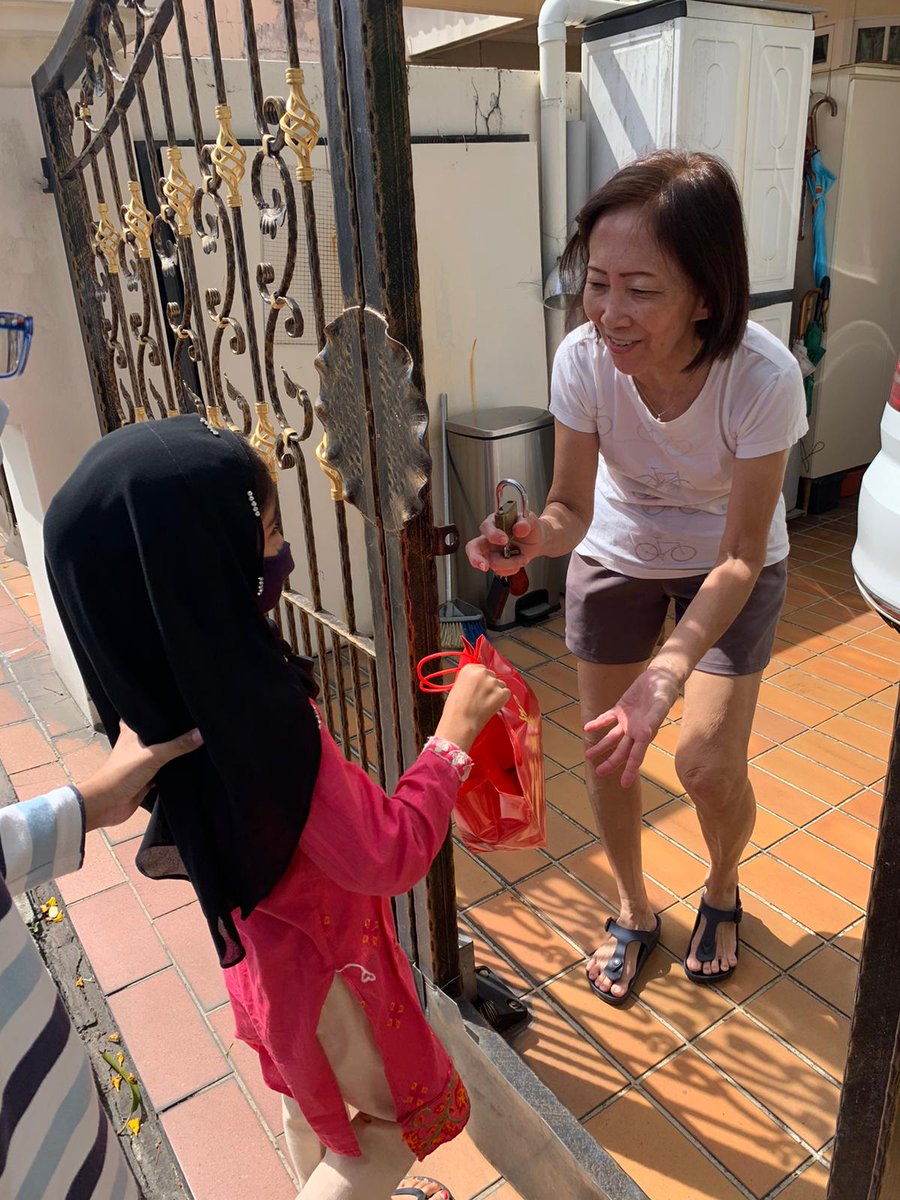 LajnaSG's tweet photo. #LajnaSG and young girls & boys of #Ahmadiyya #Muslim #Singapore marked #LunarNewYear by distributing goodies to #MasjidTaha neighbours!
#LunarNewYear2020 #GongXiFaCai @kindnessSG #ChineseNewYear2021 #LoveforAllHatredforNone #ChineseNewYear https://t.co/tSFwqQPuzH