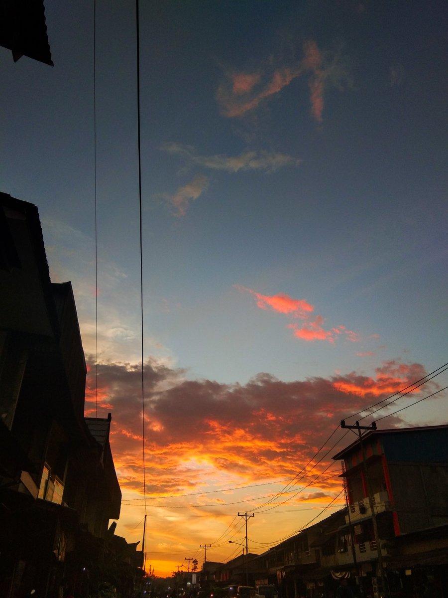La_Vellagia's tweet photo. Edisi kemarin penyegaran mata depan rumah aja ๐
#sunset #senakin https://t.co/AepogGKXeR