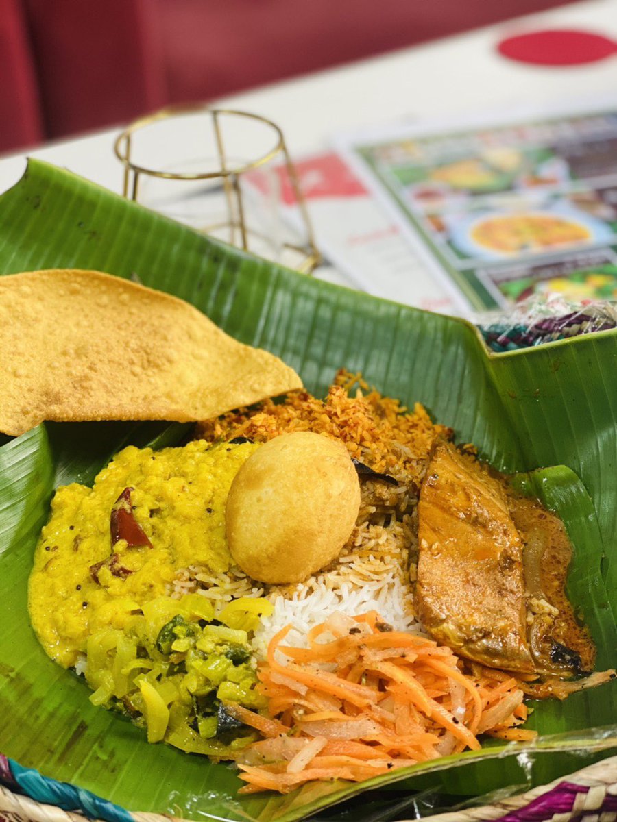 フロリダ亭 フロリダ亭ランチタイム スリランカバナナリーフカレー 800円 本日の具材 ぶりの魚カレー 人参 かぶ パリップ ココナッツサンボル パパダン Fried Egg 池袋ランチ かれー スリランカカレー バナナリーフカレー 東京テイクアウト
