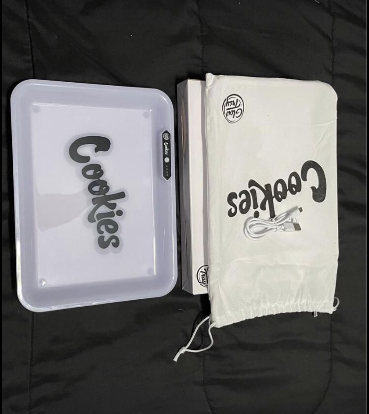 alexisbold00's tweet photo. @iamcardib COLOR CHANGING LED ROLLING TRAY !! 25$ ships free . Hmu https://t.co/A61oNvQFAT