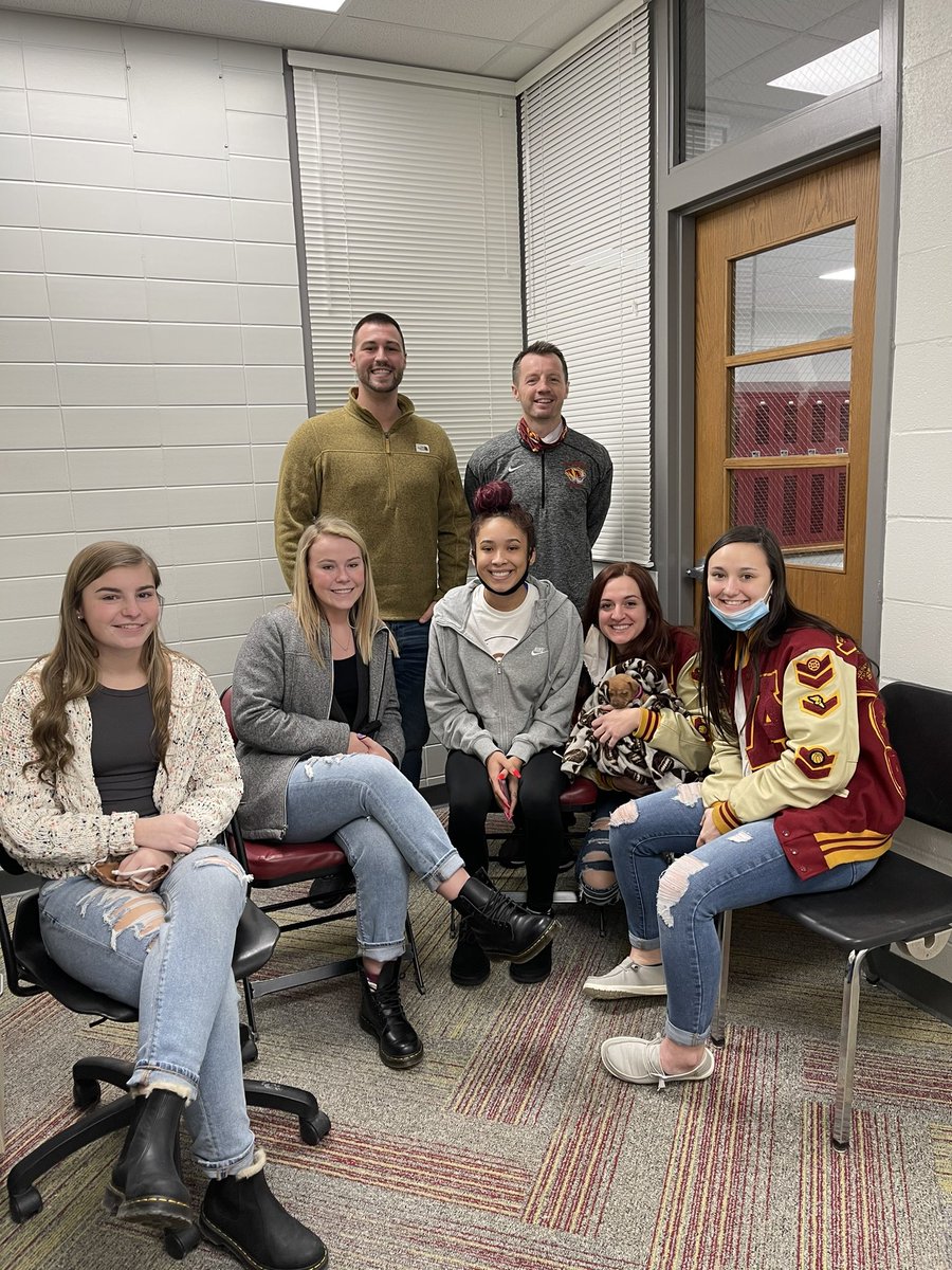 Exit meetings today with this unforgettable senior class!! Thank you for laying the foundation for our program! <a href="/rypy_433/">Rylee Pyle</a> <a href="/RVanblair/">jenna reece vanblair</a> <a href="/rhiser10/">reiLey hiser</a> <a href="/Madischuyler33/">Madison Schuyler</a> and twitterless Gracyn! <a href="/amhstigers/">Alexandria Tigers</a> 

#DMGB
