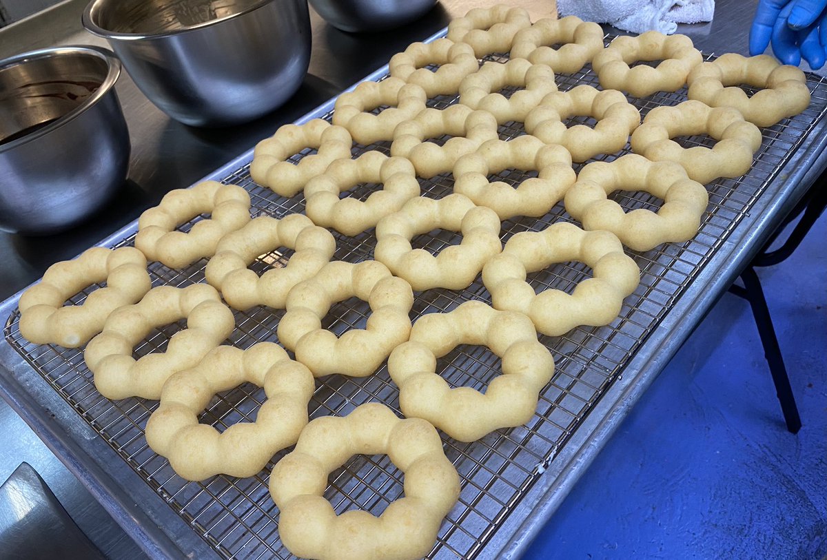 spbloghawaii's tweet photo. Got a BTS look at Mochi Do Hawaii’s kitchen in #Waikiki this morning. I was in heaven with all the mochi donuts!!!😋 #hawaii #hawaiieats #hawaiifood #hawaiiblog #oahu #oahulife #stylepreservation #food #foodie #dessert #mochi https://t.co/XFCQaEKnJh