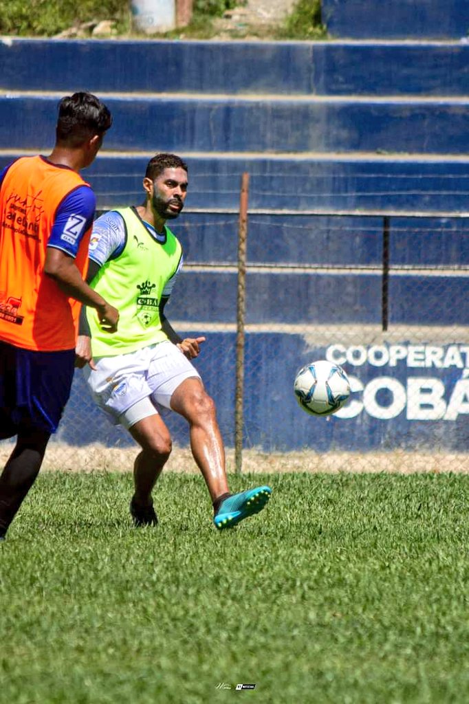 TribunaSportsGT's tweet image. #Clausura2021 | 🤩¡EL PRÍNCIPE HA VUELTO! 🤩

Con las incorporaciones de los últimos refuerzos; B. Díaz, A. Miranda, J. Calderón, A. Galindo y R. Betancourth nuestros Príncipes Azules ya trabajan en el Ecológico de América.

#VamosCobán ¡VAMOS PRÍNCIPES! 💙💪