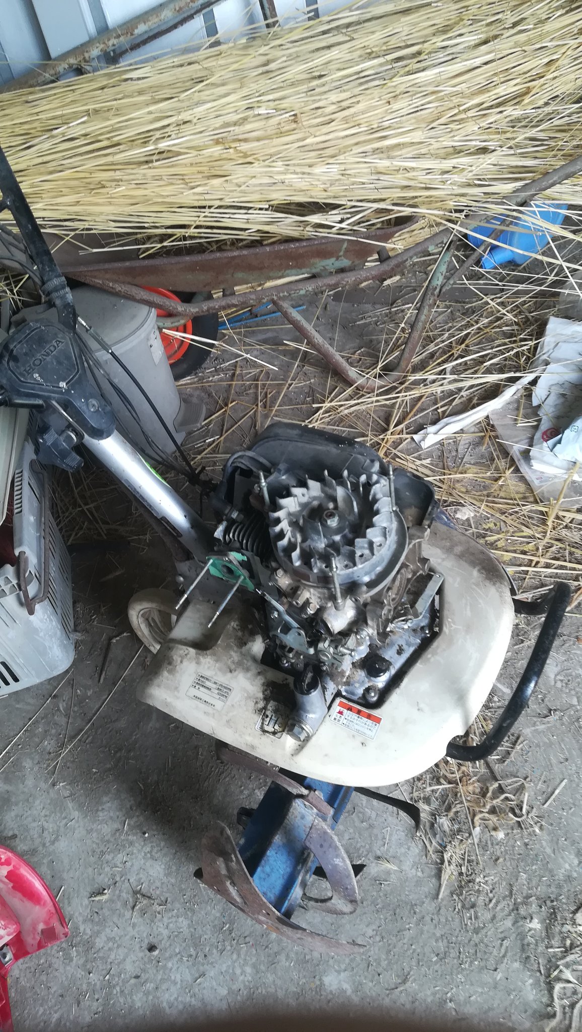 Tabghach １０年以上放置されていた耕運機のキャブレターの清掃4回目にしてやっとエンジンが掛かったけどすぐ止まるのでまた分解して灯油に浸け置き