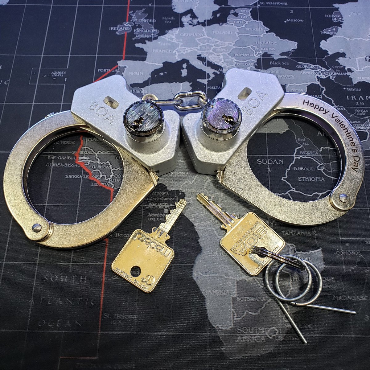 LockpickingDev's tweet image. We did Valentines Day early!  Got a pair of "pink fuzzy" BOA CUFF-MAXX handcuffs utilizing Medeco and a pair of ASP Ultra triple pawl cuffs 😁

#LockpickingDev #locksport #locksports #lock #lockpicked #lockpickers #lockpicking #lockpickingskills