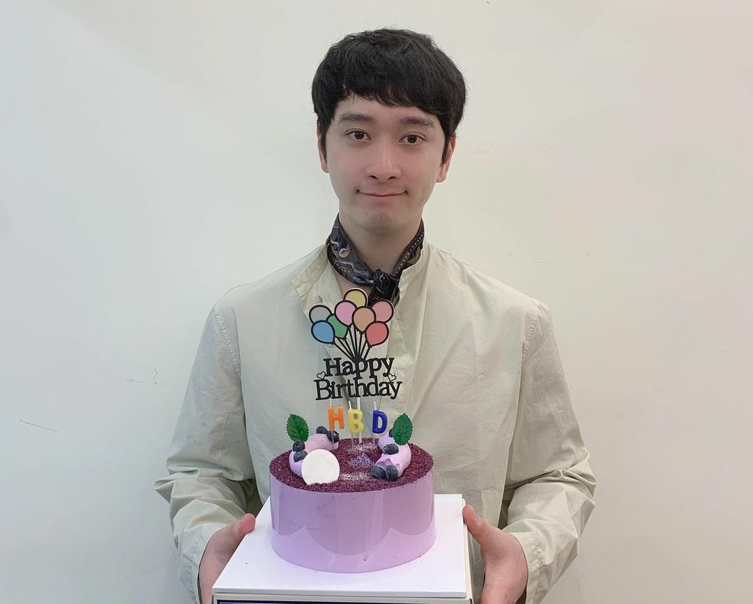 CHANSUGN's tweet photo. Once again, thank you for all the wishes and greetings. I feel grateful and loved. Here I am, welcoming a new age and a new year with my biggest smile ever. Cheers to a good year ahead! https://t.co/s89JXpIUJl