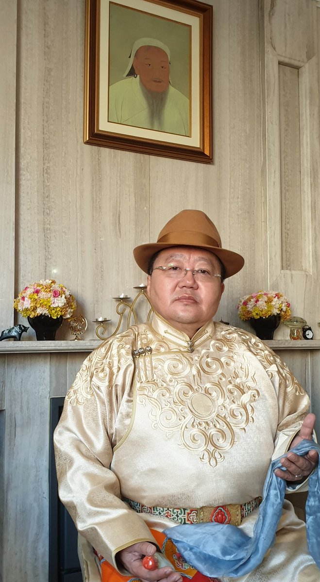 Дэлхий дүүрэн монголчууд минь  сайхан шинэлж байна уу. Монгол түмэндээ болон Өвөр Монгол, Буриад, Тува, Халимаг монголчууддаа Сар шинийн мэнд хүргэж хамгийн сайн сайхныг хүсэн ерөөе. Шинэ гарч байгаа жилд Та бүхний минь буян заяа, аз хийморь улам өөдөө байг ээ. Хурай хурай хурай.