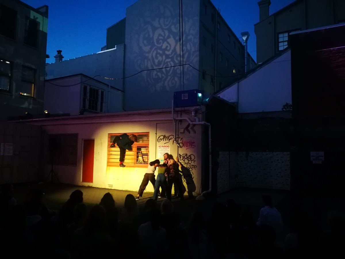 TONIGHT: If These Walls... by the acclaimed @FootnoteDance tonight at 8:30pm, Guzhnee St courtyard
"Occupying and transforming an otherwise functional space...The work reveals the phenomenal physicality and talent of these artists" theatreview.org.nz/reviews/review… #dancenz #CT2021 #WgtnNZ