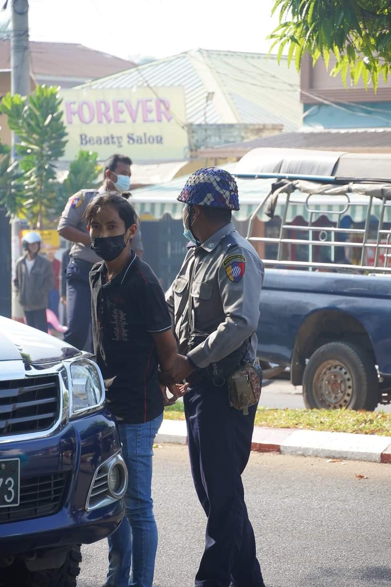 Police arrested University Students !!They just protest peacefully!! Where is Human rights??
#WhatsHappeningInMyanmar 
#Feb12Coup