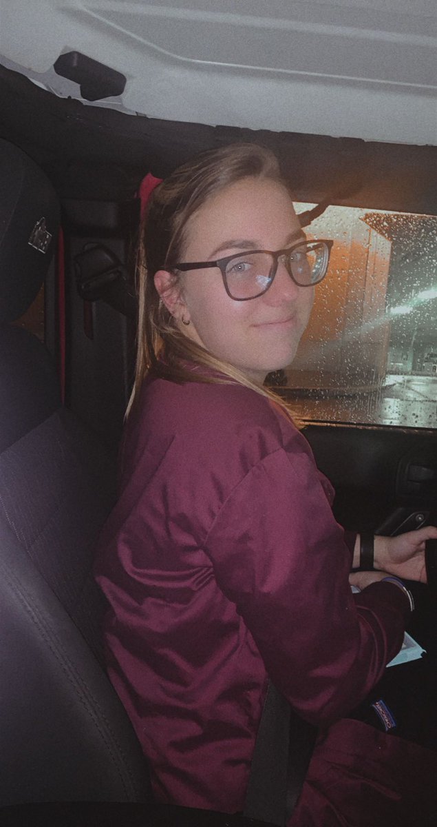sav_mot's tweet photo. Hey Twitter I need your help, I feel like I must be related to the girl that posted a review on the website I linked in this tread. Please help me find her. I think her name is cat and she lives in Canada. She is on the left and I’m on the right. Do your thing twitter https://t.co/OL7IxG7xpl