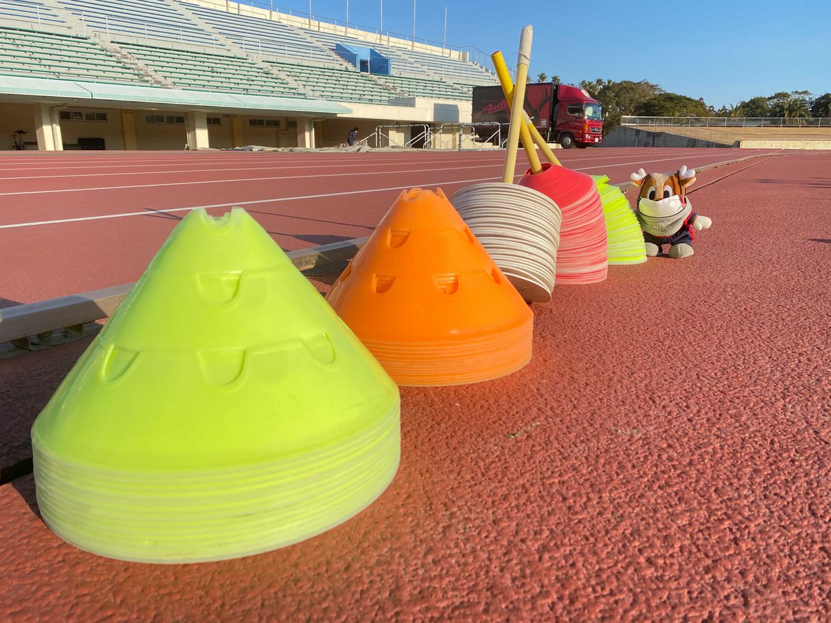 鹿島アントラーズ On Twitter 宮崎キャンプ2021 Antlers Kashima 鹿島アントラーズ キャンプ3日目 今日の宮崎も青空に恵まれています アントンも朝から準備のお手伝い アントン