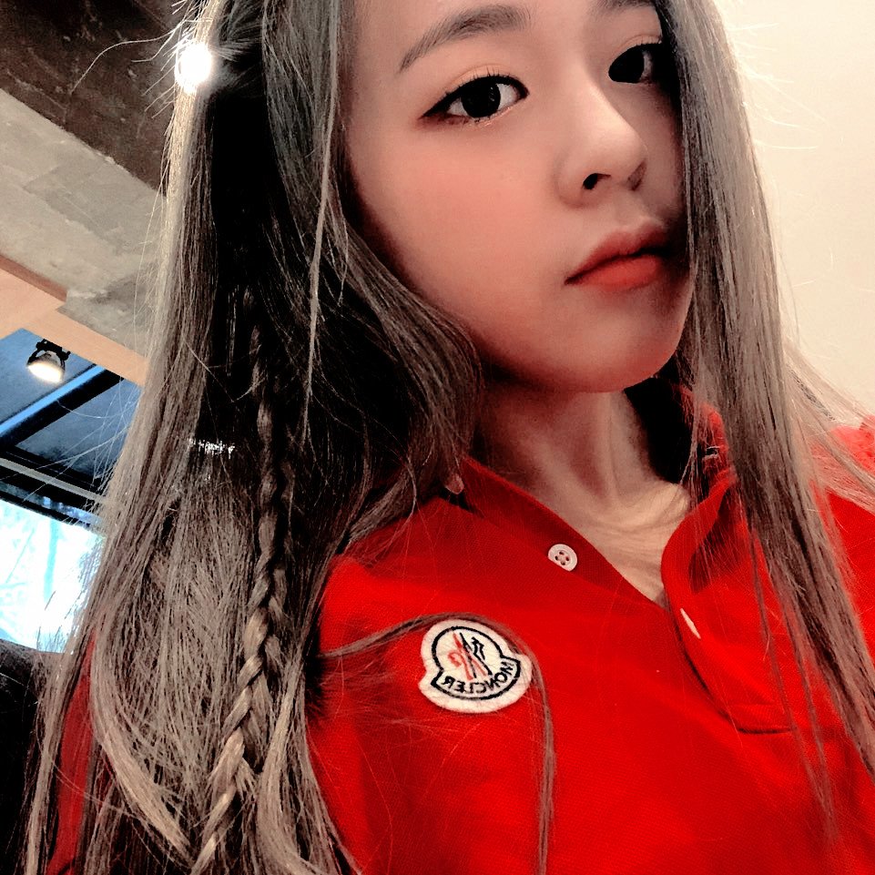 itswee_woo's tweet photo. · 🐾 : wee𝘄𝗼𝗼 › 𝕦𝕡 ﹏ datə ✰ #NANIKA ⋆ plᥲy__lıst ₊ #BeatlightWithMLD .ᐟ
La maknae más linda aparece para decirles a todos lo lindo que es el lightstick de mis unnies favs. Hay que envidiarlo, no duden en comprarlo mientras puedan. https://t.co/hX9InnDmjF