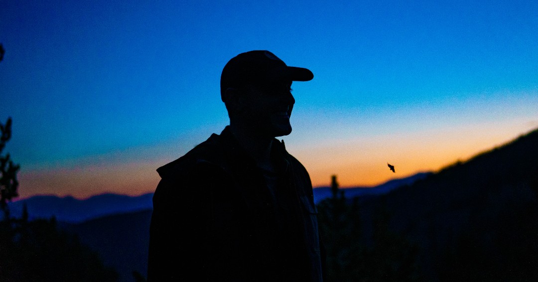 SocDynamic's tweet image. The media team caught this shot of Daniel and a moth last summer in the Rocky Mountains while creating an outdoor adventure video for F.R.M.C. 

#rockymountians #colorado #boulder #marketing #photography #mediahouse