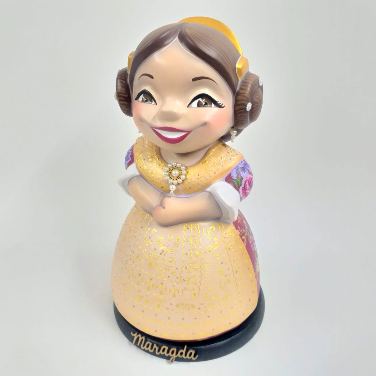 Regalar un Ninot és regalar sentiment. Regalar un Ninot és regalar una obra única feta a mà artesanalment. Regalar un Ninot és regalar una tradició centenària Patrimoni de la Humanitat regalaunninot.com/maragda-escriv… #regalaunninot #sentiment #artistesfallers #tradició #falles #gandia