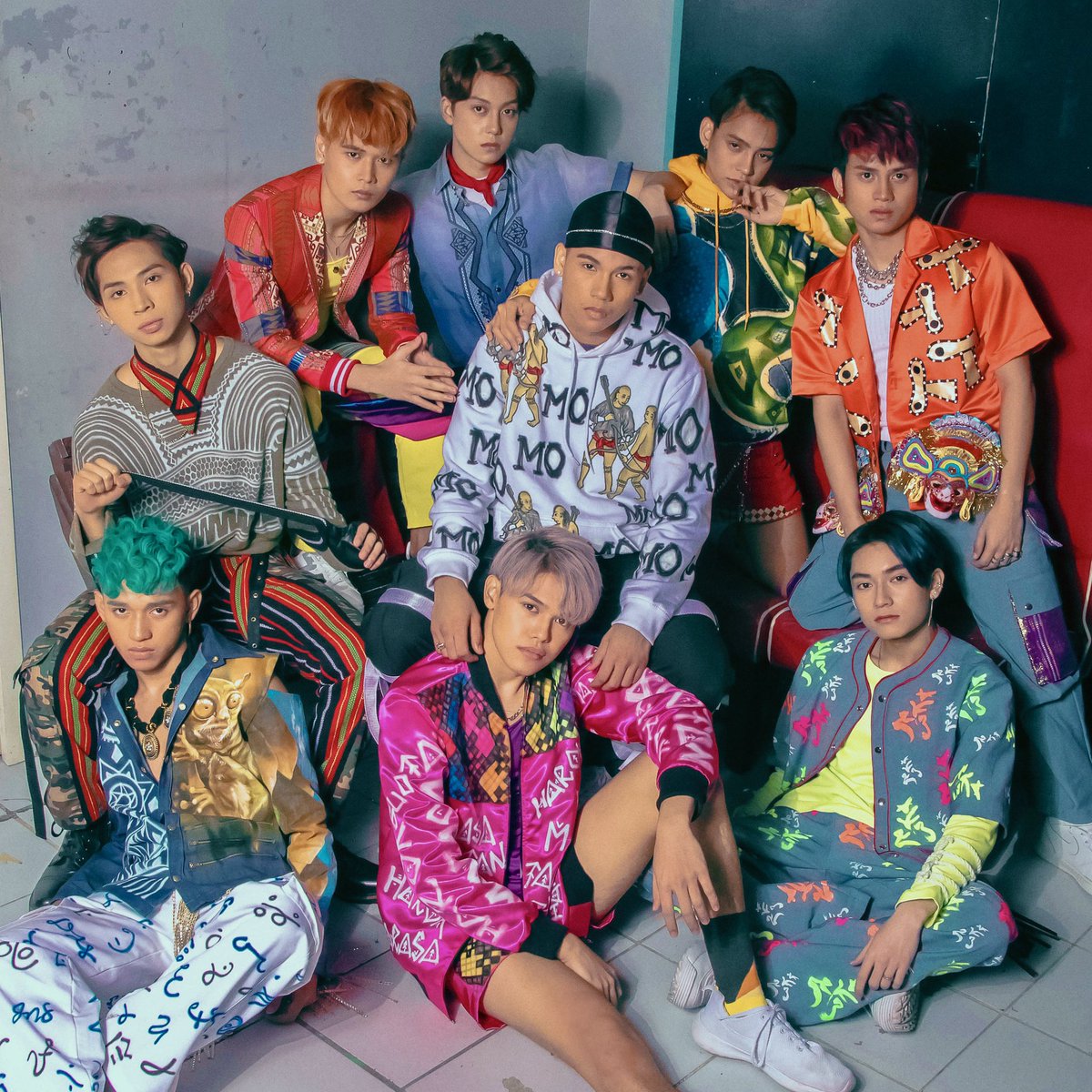 Official_ALAMAT's tweet photo. The major objective in the fashion choice of ALAMAT in its #ALAMATConceptPhotos series is to normalize and integrate Philippine cultural elements in streetwear instead of formal wear. (1/4) https://t.co/2eybwbpR6L