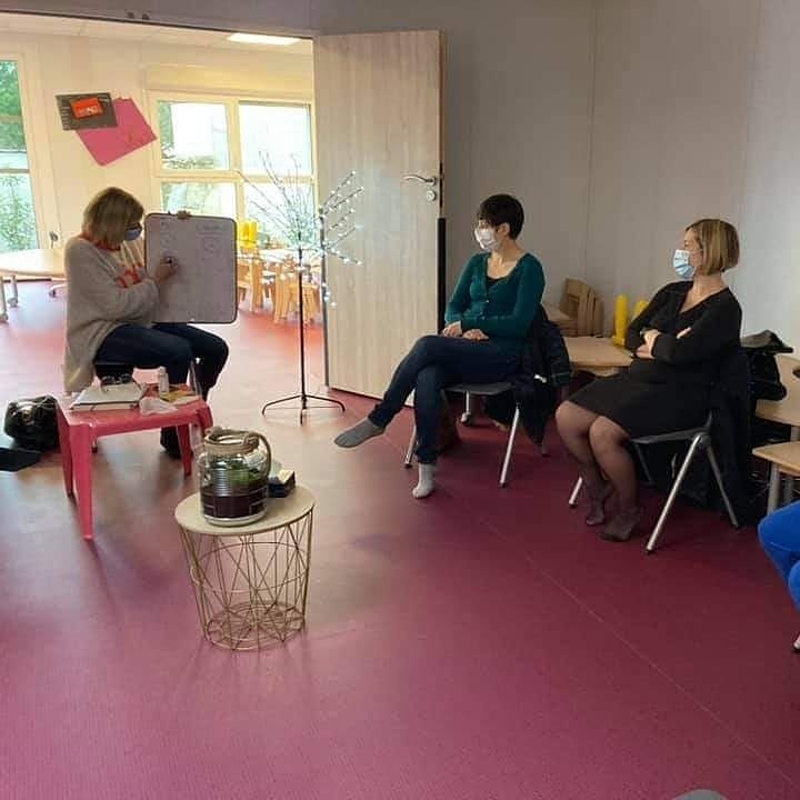 Berthaudiere's tweet photo. Ce matin au café des parents, nous avons eu le plaisir d’accueillir Christine Klein, sophrologue. Après deux heures d’échanges riches et intenses, sur le thème des émotions, les 7 mamans sont reparties avec des outils et des pistes de réflexion https://t.co/3JwUeE6Y7U