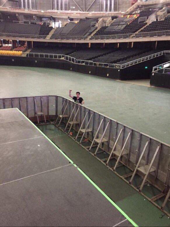 sarahmaloneyxx's tweet photo. If I ever win the lottery I’m gonna buy every ticket to a Justin Bieber concert so when he comes out this is what he sees https://t.co/hEehjEyRkq