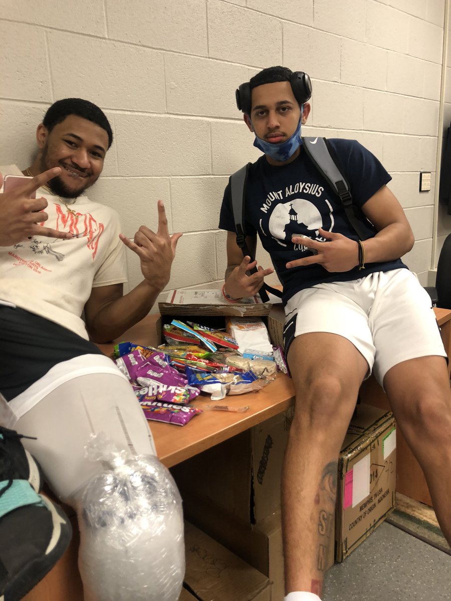 coachwcabrera's tweet photo. My guys Jason Coronado and Azim Hutson enjoying their candy package from Coach @sgthoop @coachnearme! ๐คฆ๐ฝโโ๏ธ๐
#OcoeeHoops
#GoMounties https://t.co/DNYBZ8x0EY