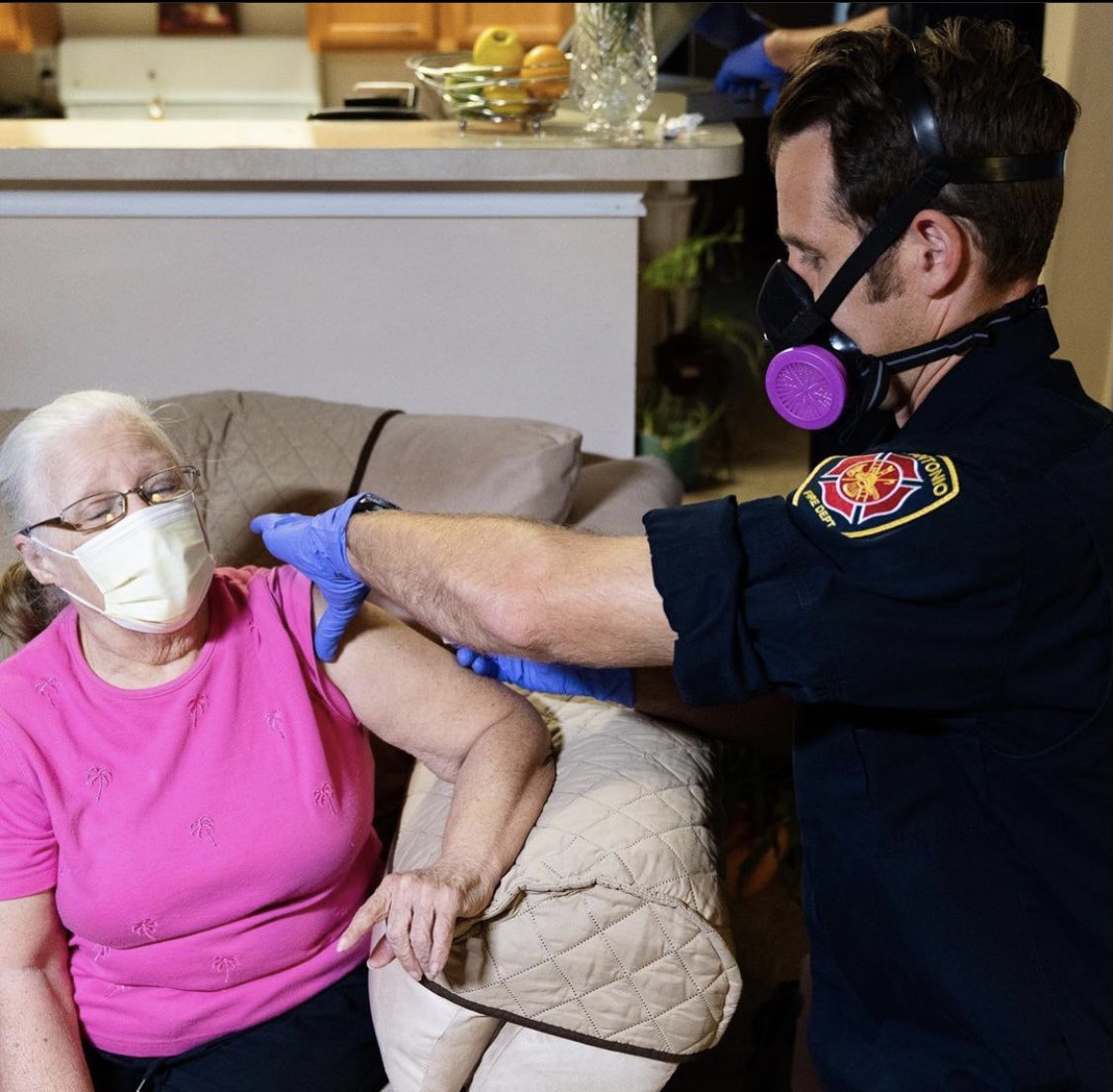 Your <a href="/COSAGOV/">City of San Antonio</a> Fire Departments #BLUETEAM is out today administering #COVID19 vaccinations to homebound seniors. <a href="/KENS5/">KENS 5</a> <a href="/SpecNewsSA/">Spectrum News SA</a> <a href="/News4SA/">News 4 San Antonio</a> <a href="/KENS5/">KENS 5</a>