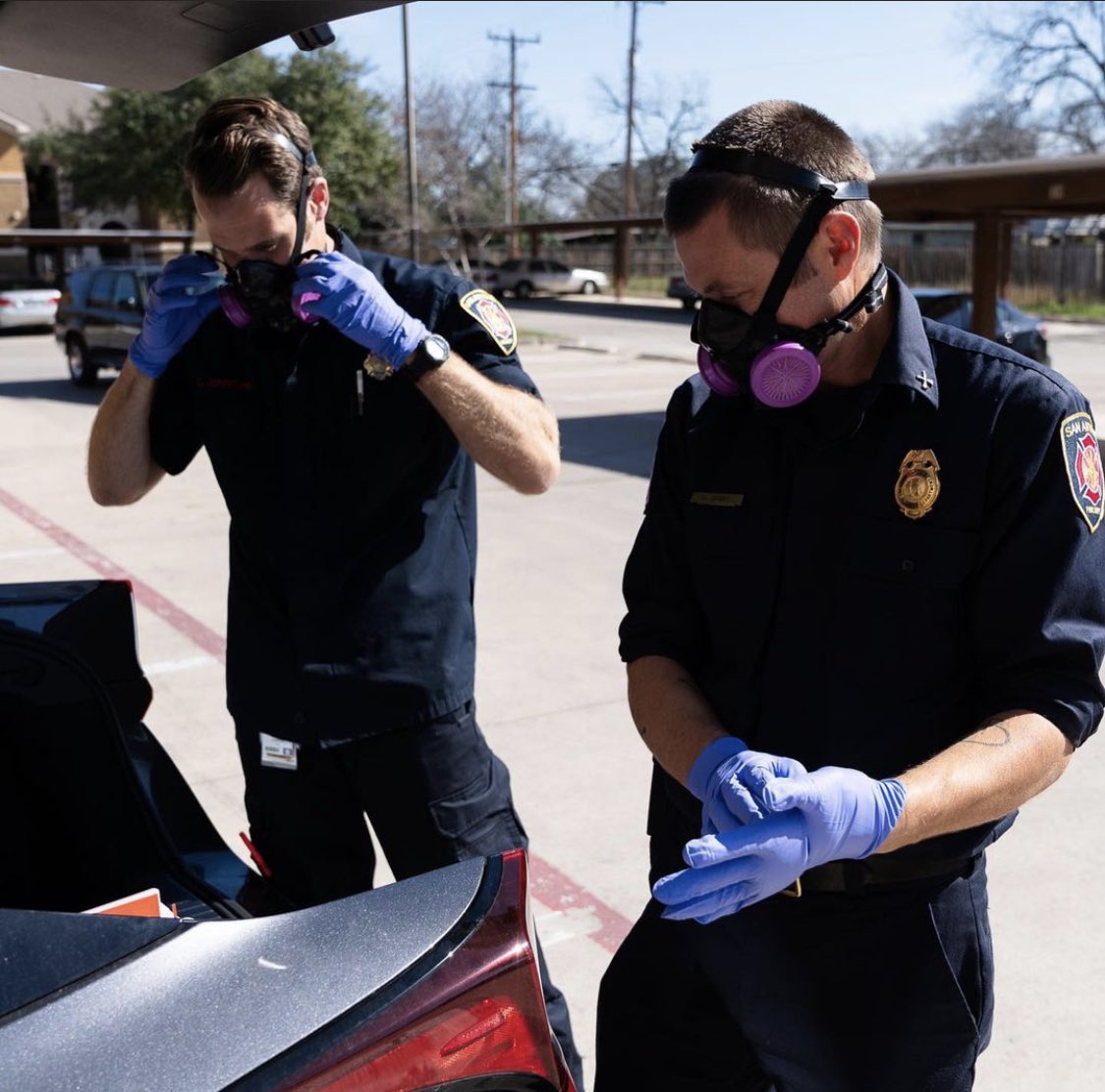 SAMobileHealth's tweet photo. Your @COSAGOV Fire Departments #BLUETEAM is out today administering #COVID19 vaccinations to homebound seniors. @KENS5 @SpecNewsSA @News4SA @KENS5 https://t.co/PAXJOvbbHu