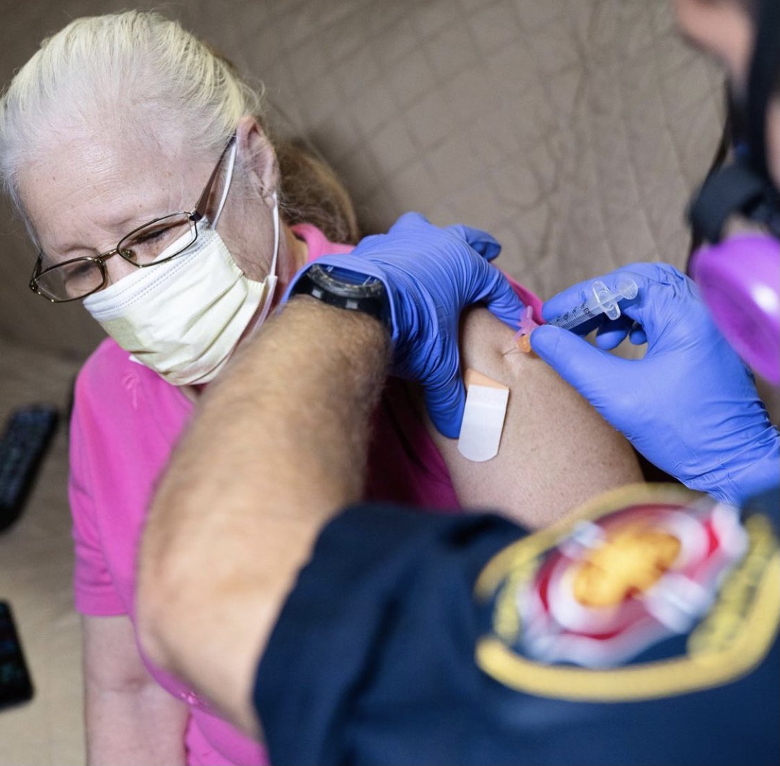SAMobileHealth's tweet photo. Your @COSAGOV Fire Departments #BLUETEAM is out today administering #COVID19 vaccinations to homebound seniors. @KENS5 @SpecNewsSA @News4SA @KENS5 https://t.co/PAXJOvbbHu