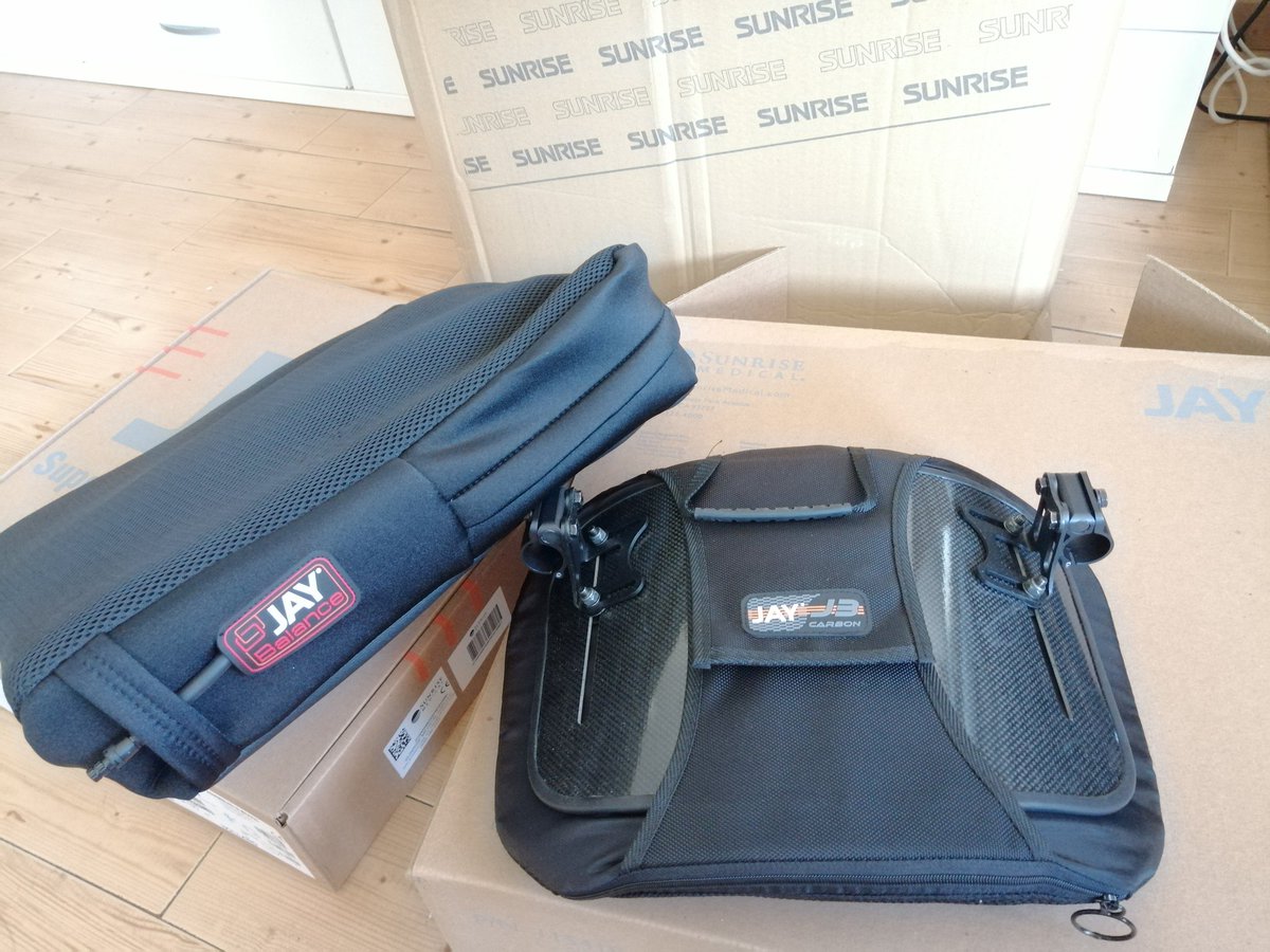 javireja's tweet photo. Complemento perfecto para mi silla #Nitrum @quickiewheels de @sunrisemedical

#cojinJAYBalanceaire
#respaldoJAYJ3Carbon
#Nitrum
#quickiewheelchairs
#SunriseMedical https://t.co/VEEi5mTeU8