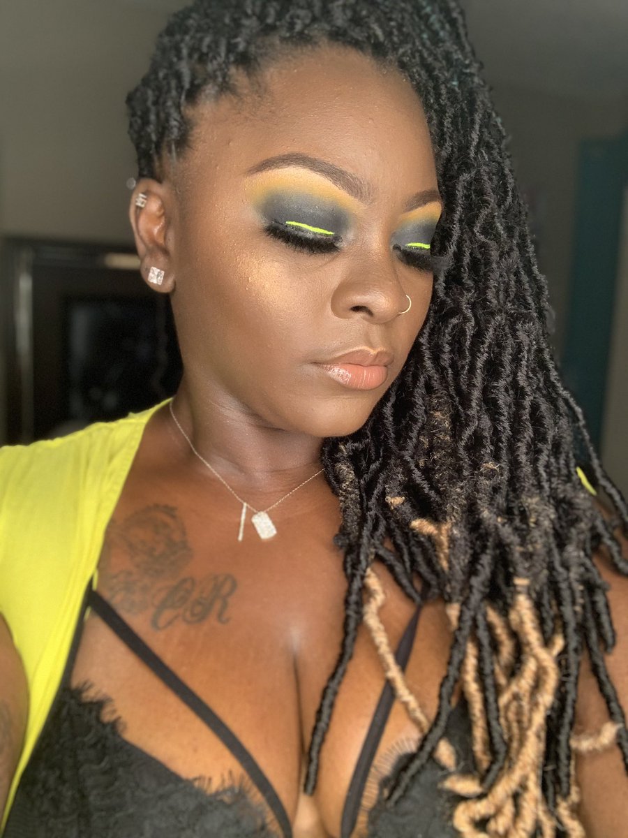 CocoaslayBeauty's tweet photo. Neon pops.. 💚💚 Book with ya girl.. #beatsbycocoaslay #mua #dallasmua #neonmakeup #slayQueens #nofilterneeded #MelaninInYA #smokeyeyelook https://t.co/S9CZl2KgcP