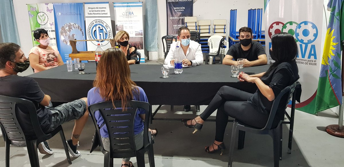 FDGaldos's tweet photo. Nos reunimos en @camarafocava con su Presidenta @mauge2702 y  @YesicaLQuiroga responsable en @fprobuenosaires de #IndCreativas con el objetivo de analizar propuestas para llevar a los municipios para reactivarlas luego de un año sin actividad. https://t.co/v3xyiU6Eyv