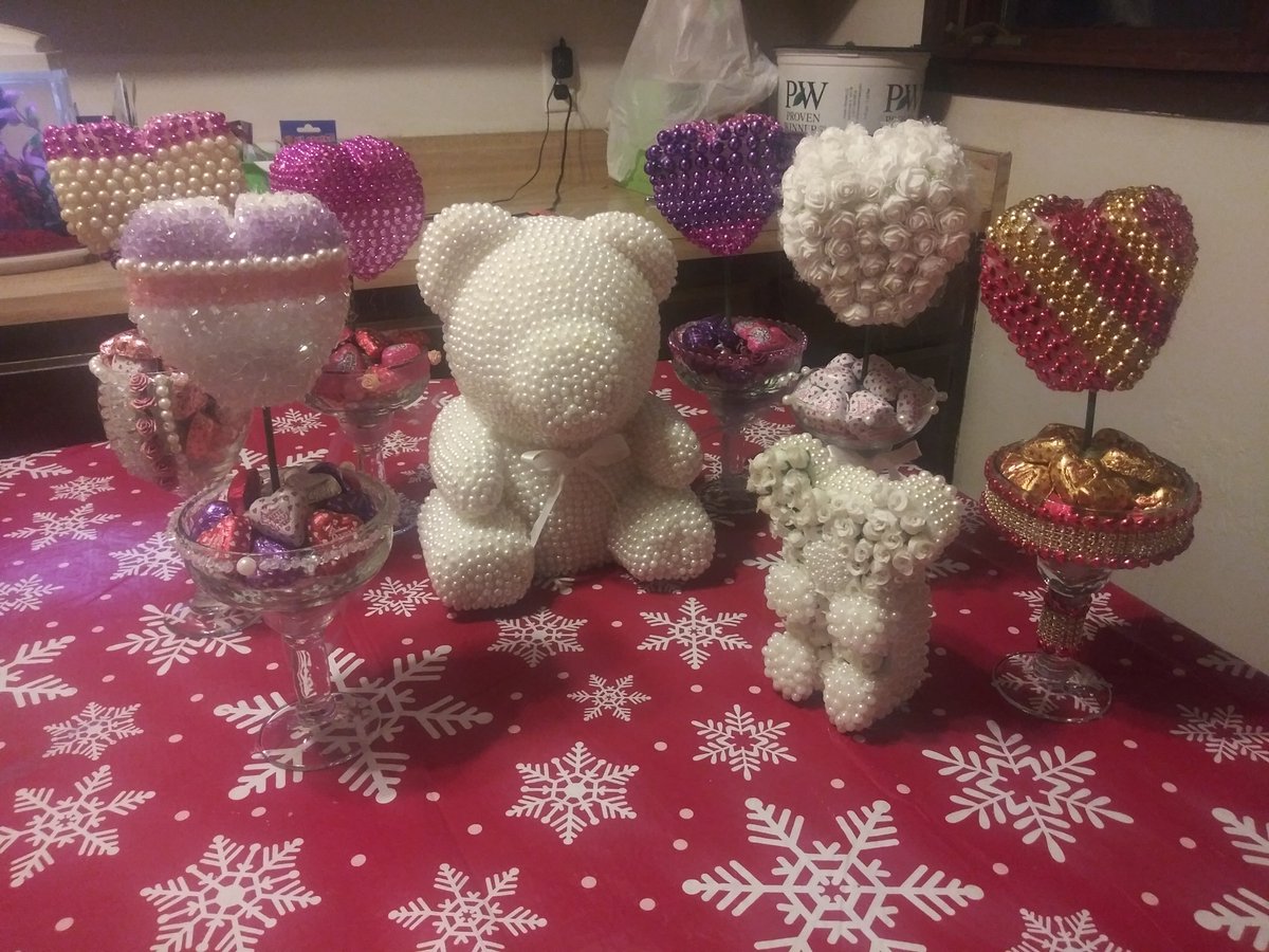 thewwofballoons's tweet photo. plenty of hearts candy filled and bears https://t.co/hU6H0OxnoD