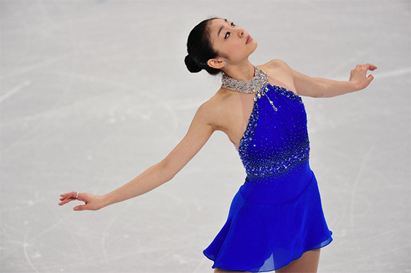 2007: singles skater Yuna Kim and ice dancers Virtue/Moir enter seniors and bring with them classic silhouettes and elegant designs into fashion, settings trends of simple silhouettes and elegant detailing setting the standard in the next eight years of their careers.