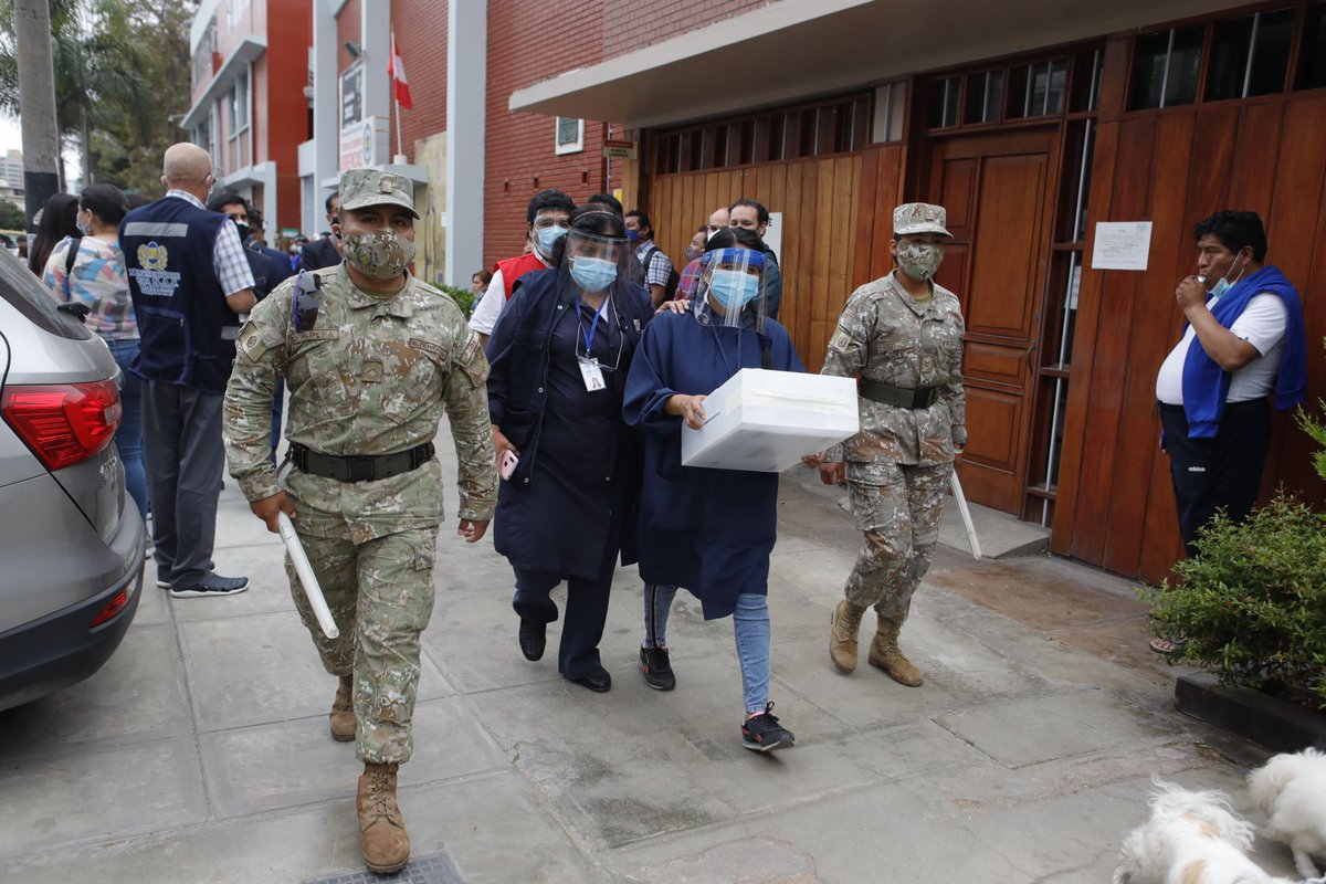 Agencia_Andina's tweet photo. ➡ Durante las actividades de campaña no está permitido ingerir alimentos ni repartir artículos de propaganda electoral, señaló Manuel Espinoza, asesor del despacho viceministerial del Ministerio de Salud (@Minsa_Peru) https://t.co/GQRQDTlmxh https://t.co/mBB0DzSCll