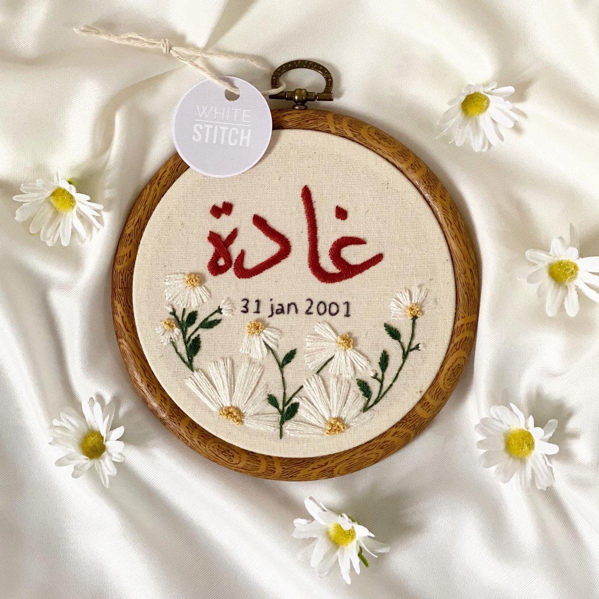 white__stitch's tweet photo. تُشبه الورد والأشياء الأكثر رقة🤍
أزهار الياسمين الرقيقة تُزين اللوحة🍃
-صُنعت يدوياً بحُب♥️
#تطريز_يدوي https://t.co/XzP8VEzSIX