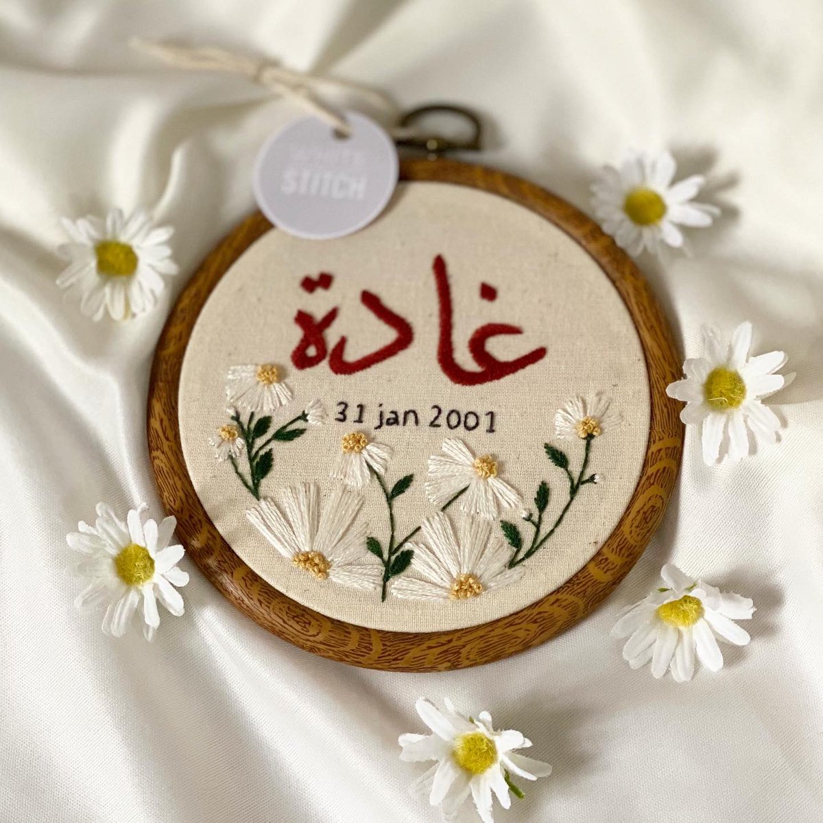 white__stitch's tweet photo. تُشبه الورد والأشياء الأكثر رقة🤍
أزهار الياسمين الرقيقة تُزين اللوحة🍃
-صُنعت يدوياً بحُب♥️
#تطريز_يدوي https://t.co/XzP8VEzSIX