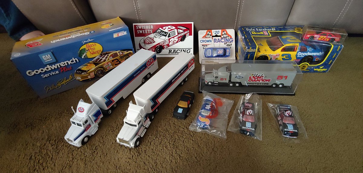 Bryan_49Ford's tweet photo. HUGE thank you to @CablerNC for sending me these classic diecasts! Really awesome people over at #TeamDME
Thank you🏁
@lisapuckett6241 @LPuckett_89
#DME97 https://t.co/wOJwU5xWAP