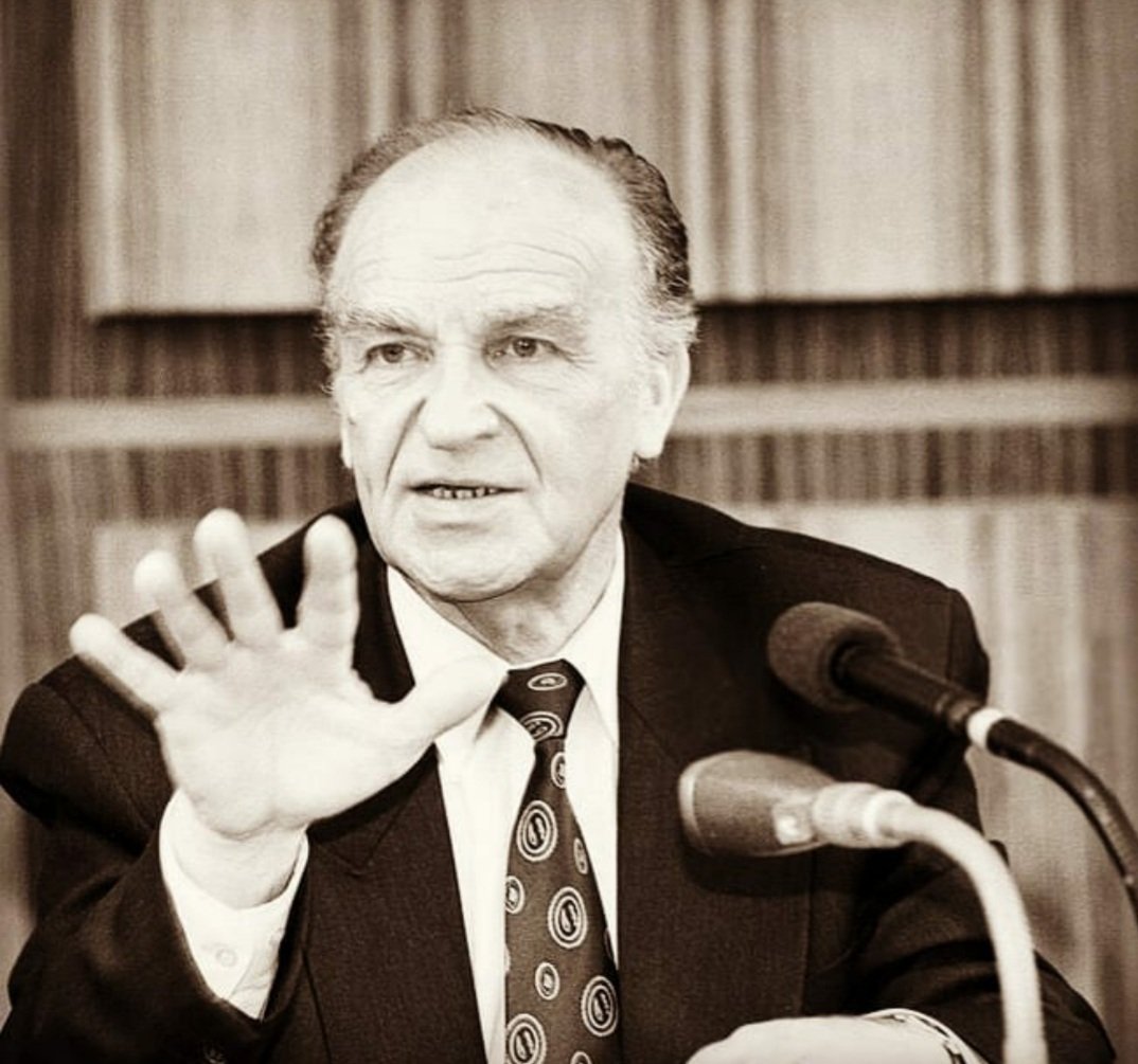 Allah hayvanlardan farklı olarak bizi dik yürür şekilde yarattı. Çoğu insan bu imtiyazı kullanamaz ve hayatlarının çoğunda eğilirler. 
-Aliya İzzetbegoviç-