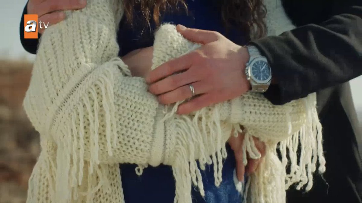 The first time Miran came up behind Reyyan she jumped and was startled. Now, she senses him, is no longer scared. Being approached from the back is the most vulnerable position& requires the highest level of trust to know you won’t be betrayed. They’ve reached that point.  #Hercai