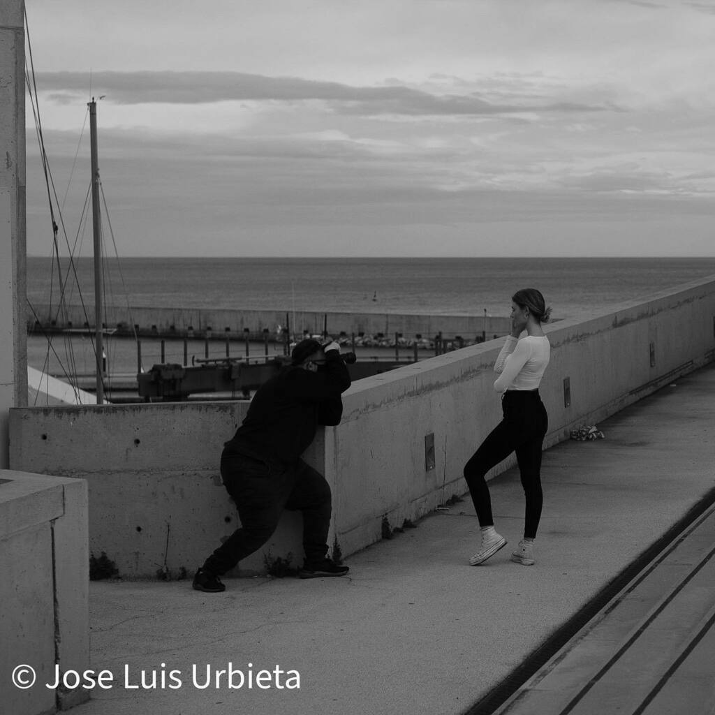 The photographer and the model #barcelona #bw #streetphotography #fujifilm_xseries #fujifilm_global  #fujifilm_street #esfujifilmx #blackandwhitephotography #blackandwhite #sea #seashore #forumbarcelona #forum #thelife_bw #bnw_catalonia instagr.am/p/CK4hfm5BnOB/