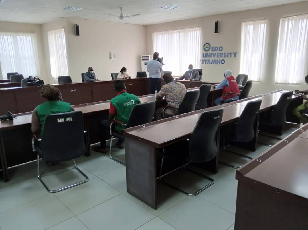 action_edo's tweet photo. @Edotate  #DSNOs supported by partners sensitizing Schools on #COVID19 and ensuring adherance to #IPC guidelines.
#AvoidClosedSpaces.
#AvoidCrowdedplaces.
#AvoidCloseContact.
#ApropriateUseOfFaceMask 
#HandWashingIsKey. https://t.co/0BFFDrFunb