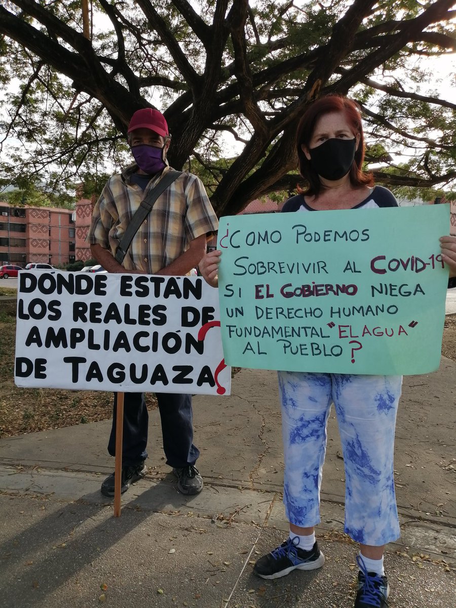 Vecinos de #NuevaCasarapa, #Guarenas manifestando su descontento por la falta de agua

#sinAguaNoHayVida
#4Feb 4:50 pm