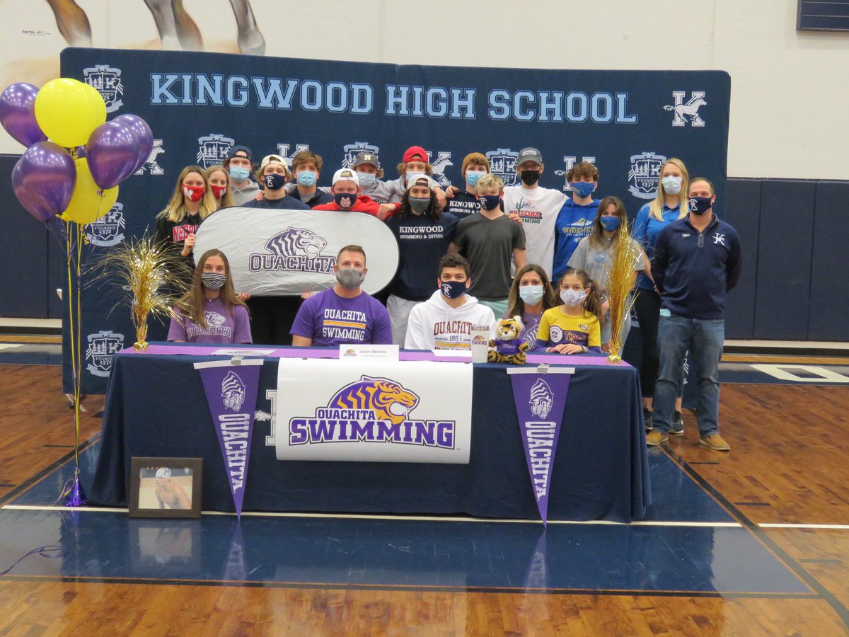 khsswimdive's tweet photo. As promised pics from our signing night 🎉 ! Congrats to Ajax, Kyle, Beck, and Madison! The sky is the limit for you guys! https://t.co/bzrsw8w0iM