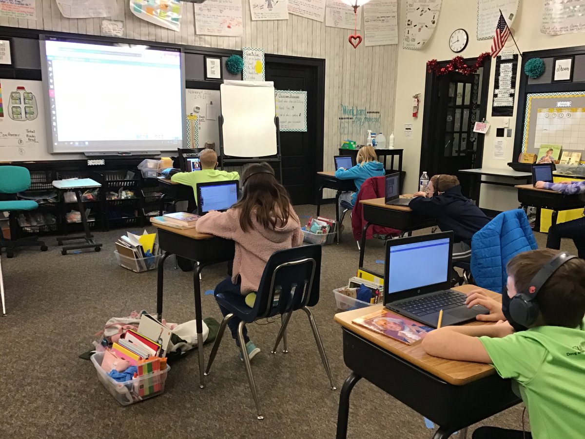 Thomas_4thGrade's tweet photo. Viewing party to watch our Plant 🌿Research Project Videos!  They has a blast using @ChatterPixIt and iMovie to make their research come alive!  🎥@wispekin #d108ourpurpose #Funin4th https://t.co/iS2JVVMeIG