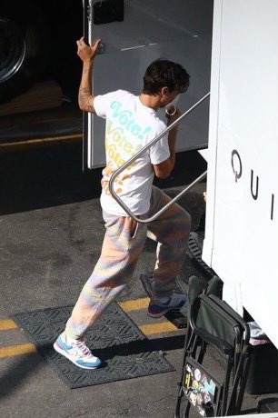 Every Harry Styles set photo we have gotten to date a very long but needed thread