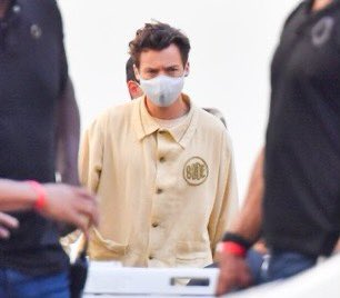 Every Harry Styles set photo we have gotten to date a very long but needed thread