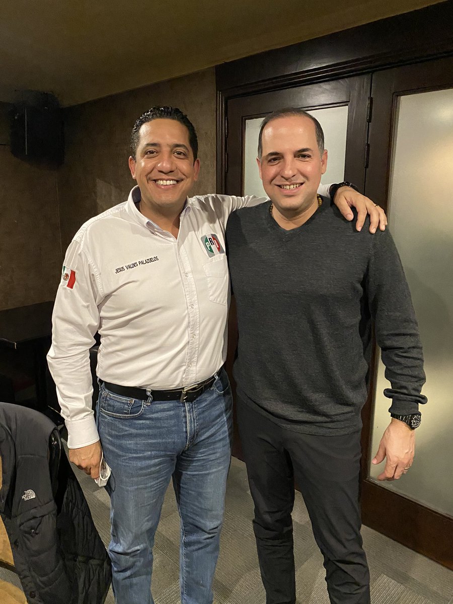 arturoduarteg's tweet photo. Un gusto saludar a mi amigo presidente @ChuyValdesP https://t.co/ztcYXgwQDX