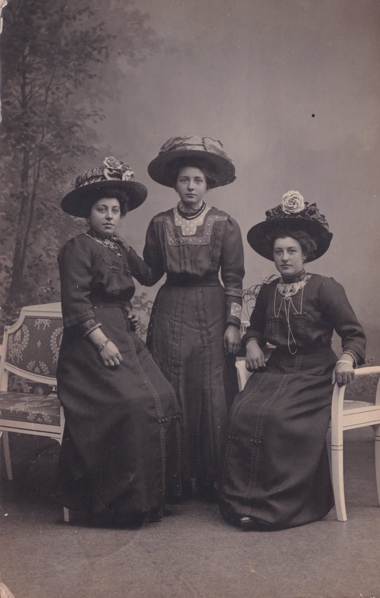 Mijn oerbeppe (overgrootmoeder) Hielkje in 1917 (midden). Een fan van Troelstra en zijn revolutie in 1918. Even afgezien van de familiebanden: voor revolutionairen die er zo uitzien, moet je toch sympathie koesteren?