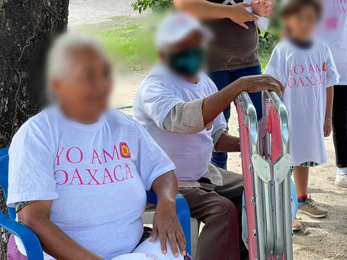 FundacionAMO's tweet photo. Estamos muy felices de poder ayudar a quienes más lo necesitan; por eso, entregamos balones, pañales, cunas-corrales, catres y bastones a las familias de El Gramal para mejorar su calidad de vida. https://t.co/pHZ4pzGL5F