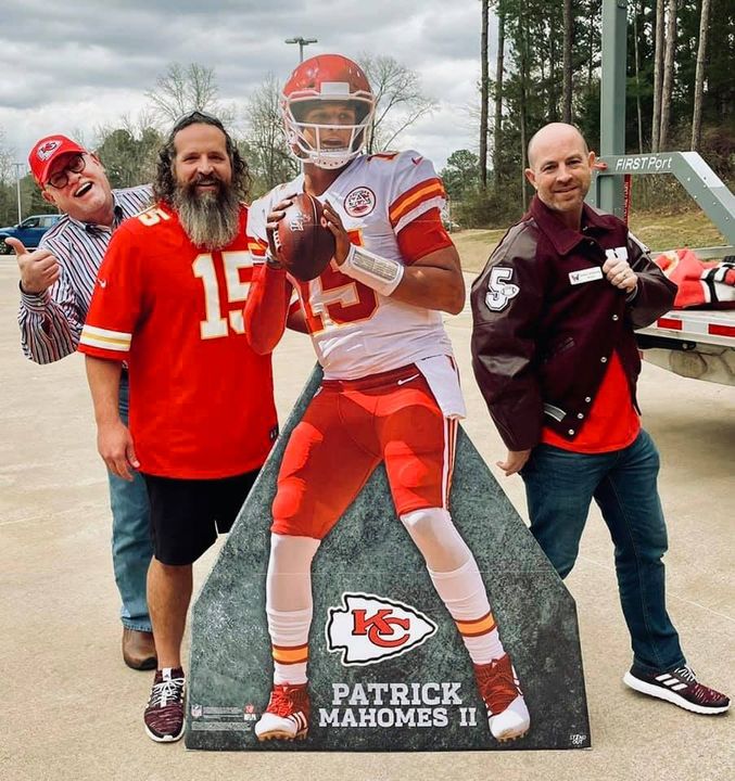 1st_iZ's tweet photo. #PatWhereYouAt stopped by to check out our FIRST Port, along with Brian Feiden and City of Whitehouse Mayor Wansley! We will be rooting for you at the Super Bowl this Sunday, @PatrickMahomes! #FlatPat #PatrickMahomes #hometownhero https://t.co/MdoJX99jMR