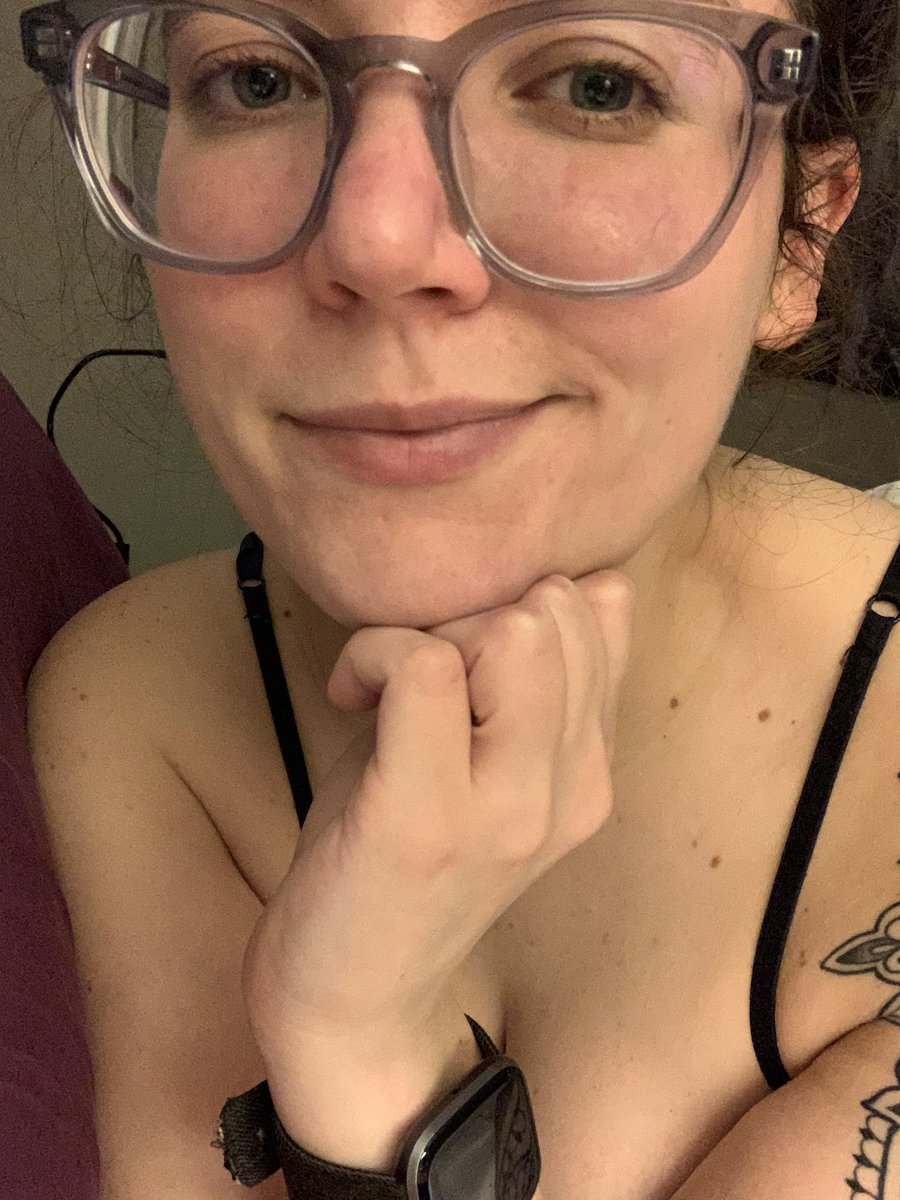 ShamelessSybil's tweet photo. Sans makeup and in need of snuggles on this snowy day 🥰
#snugglebudyneeded #sansmakeup #nomakeup #makeupfree #glasses #spectacledbabe #smirk #messyhairdontcare #prettylittlething #prettyeyes #sleepy #tatted #tattoo #tattedbabe #sleeveinprogress #selfie #snuggleme https://t.co/y0EzY2ZTt0